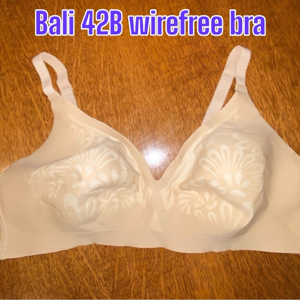 42B Bali Wireless Bra, Back Hook, Adjustable Straps Floral Cups GUC